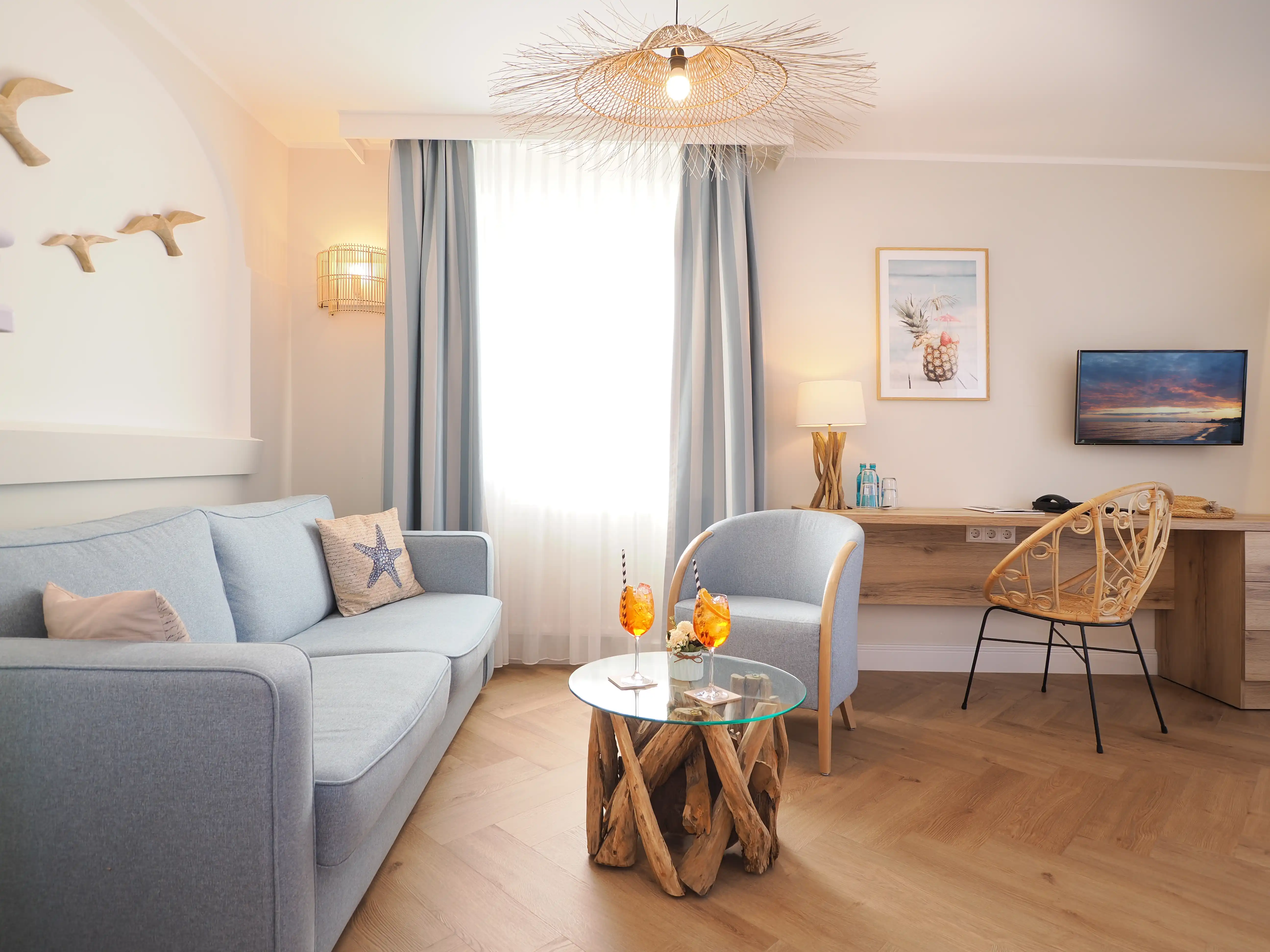 Familien-Suite mit großem Bett und Sitzbereich