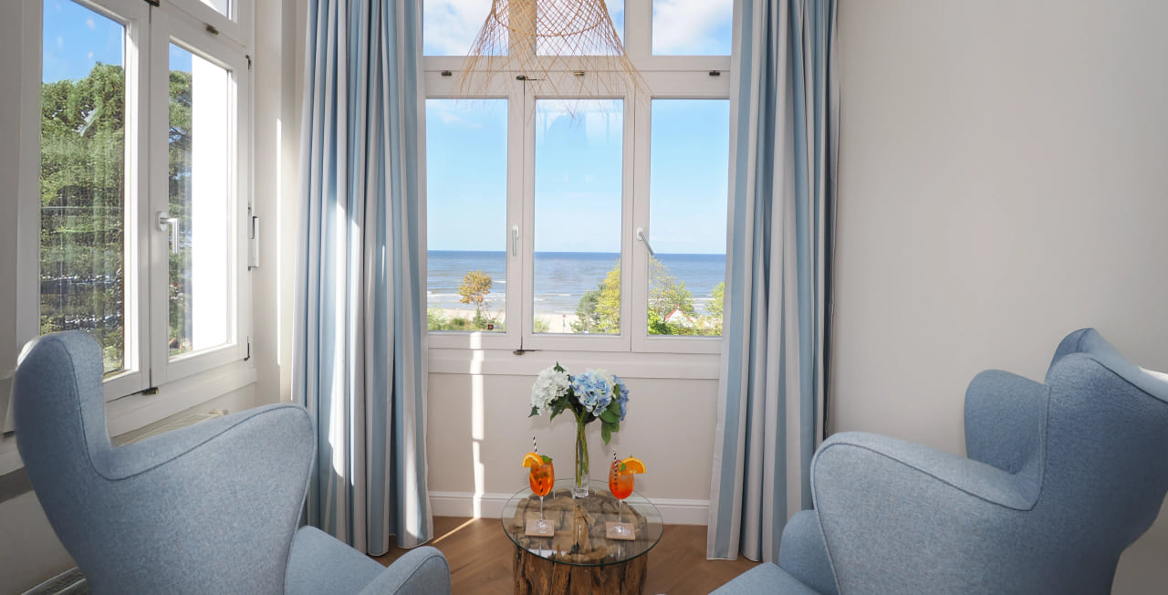 Zwei Stühle die auf ein Fenster gerichtet sind