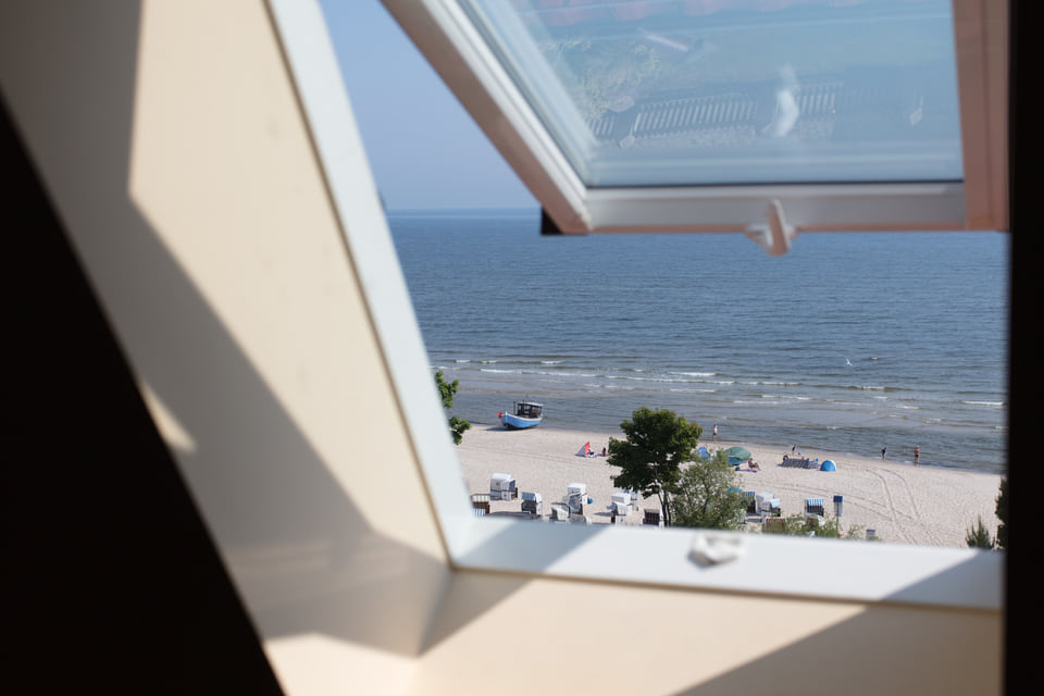 Fensterblick auf das offene Meer