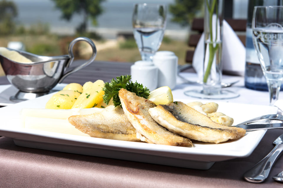 Eine Fischspeise mit Kartoffeln