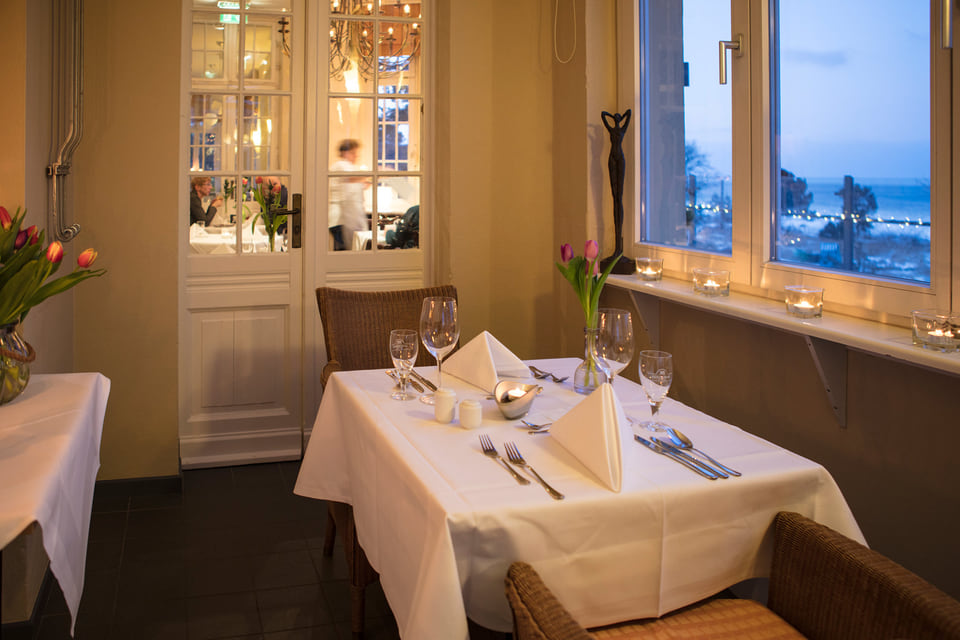 Ein eingedeckter Tisch im Reustaurant der Strandvillen