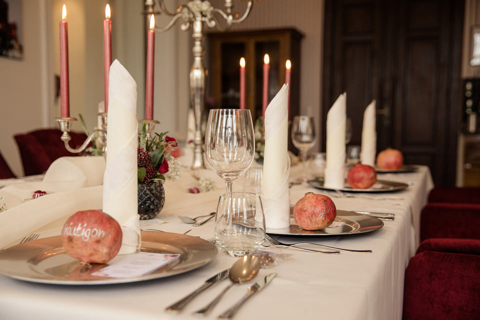 Eine gedeckte Tafel mit Essen