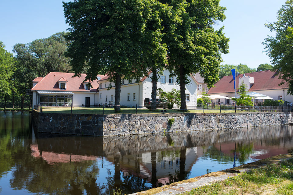 En Gebäude direkt am Wasser