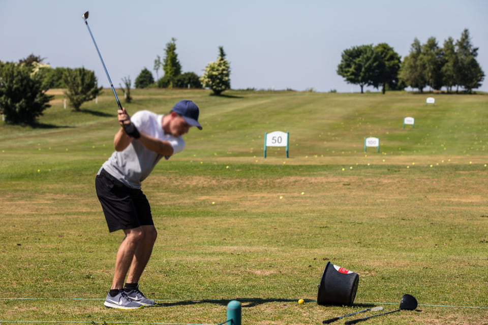 Ein Golfer auf einem Goldplatz