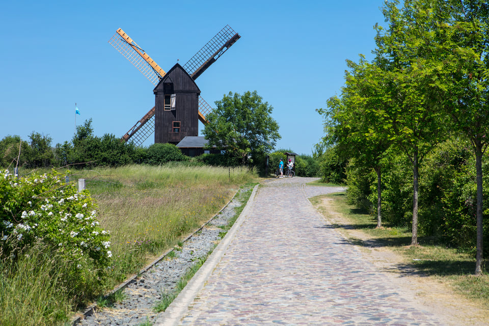 Ein Wanderweg der an einer Windmühle vorbeigeht