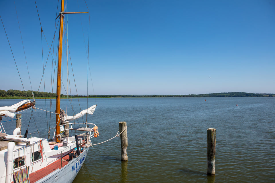 Yachthafen mit Blick aufs Meer