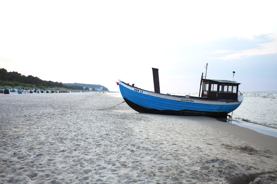 Ein altes Fischerboot, gestrandet am Strand