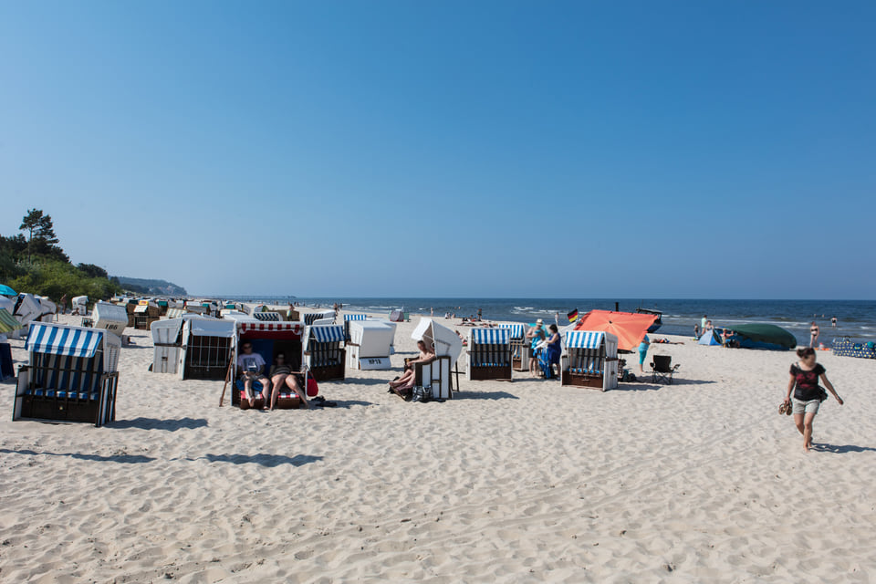 Sand und Strandkörbe mit Blick aufs offene Meer