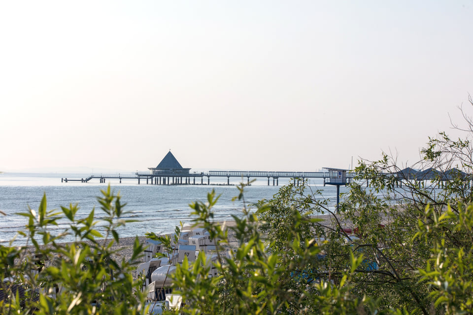 Ein auf dem Wasser stehendes Haus mit Blick aufs offene Meehr