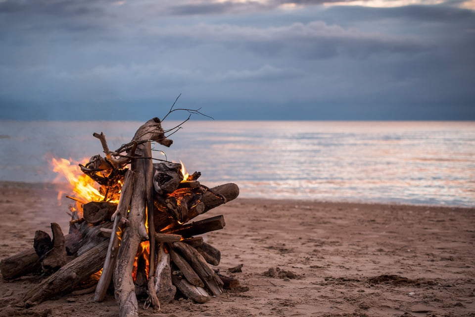Ein Lagerfeuer am Strand